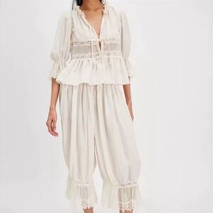 🪽Elegant Cream Lace-Trimmed Pyjamas